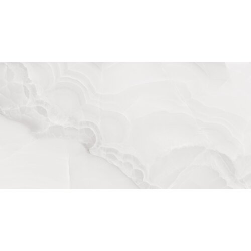 Na zdjęciu widoczna jest płytka podłogowo-ścienna o wymiarach 120 x 60 cm z połyskiem, o wzorze przypominającym marmur w odcieniach bieli i szarości. Powierzchnia płytki ma delikatne, faliste linie i subtelne przejścia tonalne.