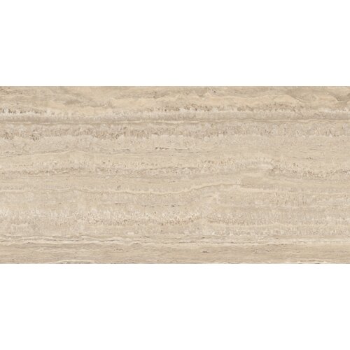 Na zdjęciu widoczna jest płytka podłogowo-ścienna o wymiarach 120 x 60 cm, z matowym wykończeniem i wzorem przypominającym naturalny trawertyn w odcieniach beżu. Powierzchnia płytki ma delikatne, poziome linie i tekstury, które nadają jej naturalny wygląd.