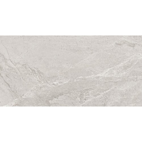 Szara płytka o wymiarach 120 x 60 cm z połyskiem, z delikatnym wzorem przypominającym naturalny kamień. Powierzchnia jest gładka, z subtelnymi żyłkami i tonalnymi przejściami w odcieniach szarości.