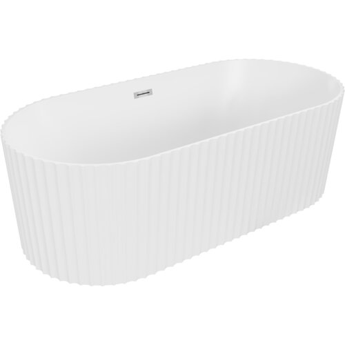 Biała, matowa wanna wolnostojąca o ryflowanej powierzchni i owalnym kształcie, z widocznym chromowanym przelewem. Produkt ma wymiary 150 x 75 cm.