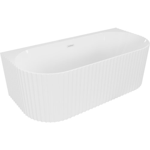 Biała, połyskująca wanna wolnostojąca o ryflowanej powierzchni i prostokątnym kształcie, z widocznym przelewem. Produkt ma wymiary 150 x 75 cm.
