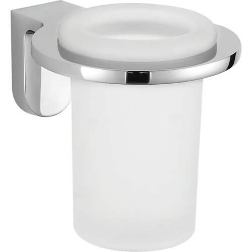 Na zdjęciu widoczny jest chromowany uchwyt ścienny z matowym, białym kubkiem na szczoteczki. Produkt ma nowoczesny design z gładkimi, zaokrąglonymi krawędziami.