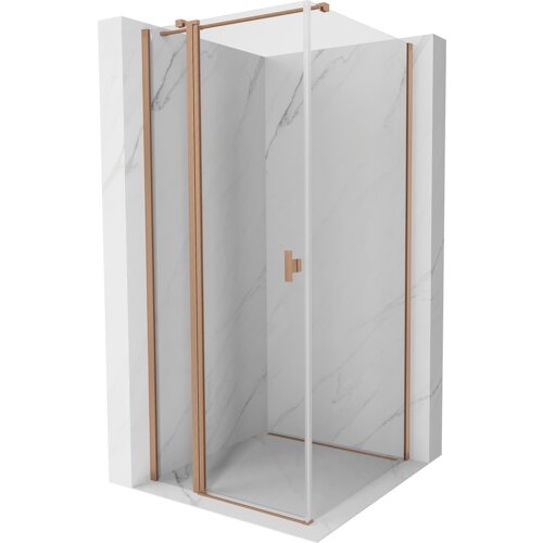 Kabina prysznicowa o wymiarach 75 x 75 cm z transparentnym szkłem i elementami w kolorze miedzi szczotkowanej, umieszczona na tle ścian z jasnego marmuru. Drzwi kabiny mają prostokątny uchwyt w kolorze miedzi.