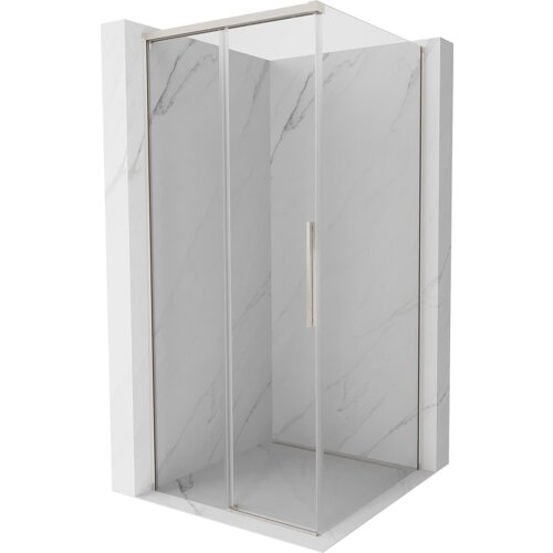 Przesuwana kabina prysznicowa o wymiarach 90 x 90 cm z transparentnym szkłem i niklowanym wykończeniem, umieszczona na tle ścian z jasnego marmuru. Kabina posiada prostokątny uchwyt na drzwiach.