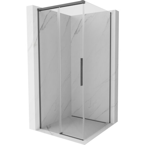 Przesuwana kabina prysznicowa o wymiarach 95 x 95 cm z transparentnym szkłem i szczotkowanymi elementami w kolorze gun gray, umieszczona na tle ścian z jasnego marmuru. Produkt ma prostokątny uchwyt na drzwiach.