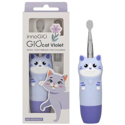 Fioletowa szczoteczka soniczna dla dzieci w kształcie kota, obok opakowanie z napisem "innoGIO GIOcat Violet Sonic Toothbrush for Children" oraz ilustracją kota. Na opakowaniu widoczny jest również kwiatowy motyw i oznaczenie "GIO-453VIOLET".