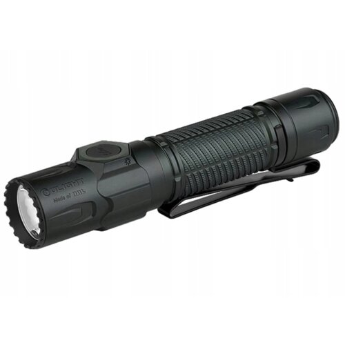 Czarna latarka z teksturowanym uchwytem i klipsem, na której widnieje napis "OLIGHT" oraz "Made of Ti11S".
