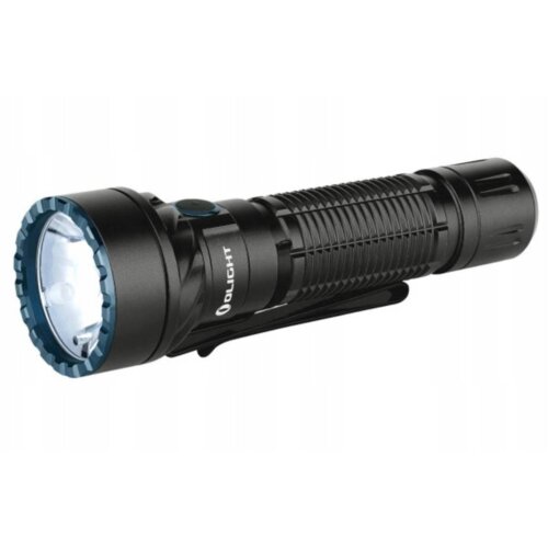 Czarna latarka z żebrowaną obudową i niebieskim pierścieniem wokół reflektora, z widocznym logo "OLIGHT" na boku. Latarka posiada klips do mocowania i przycisk na górze obudowy.