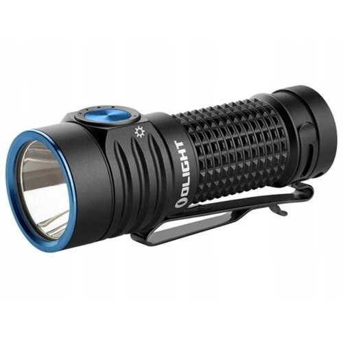 Czarna latarka z niebieskim akcentem wokół soczewki i przycisku, posiada teksturowany uchwyt oraz klips. Na obudowie widoczny jest napis "OLIGHT".