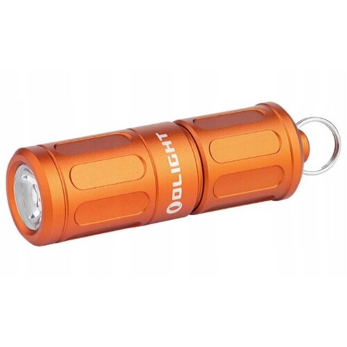 Pomarańczowa latarka o cylindrycznym kształcie z widocznym napisem "OLIGHT" na obudowie oraz metalowym kółkiem do zawieszenia. Latarka ma wyraźne, podłużne wgłębienia na powierzchni, a z przodu znajduje się soczewka.