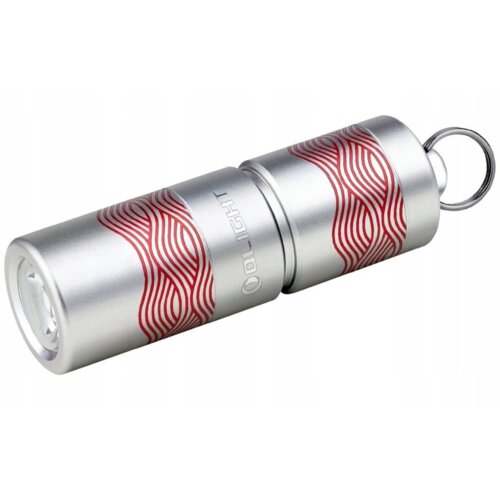 Srebrna latarka z czerwonymi, falistymi wzorami na obudowie, z widocznym napisem "OLIGHT" oraz metalowym kółkiem do zawieszenia. Produkt ma kompaktowy, cylindryczny kształt.