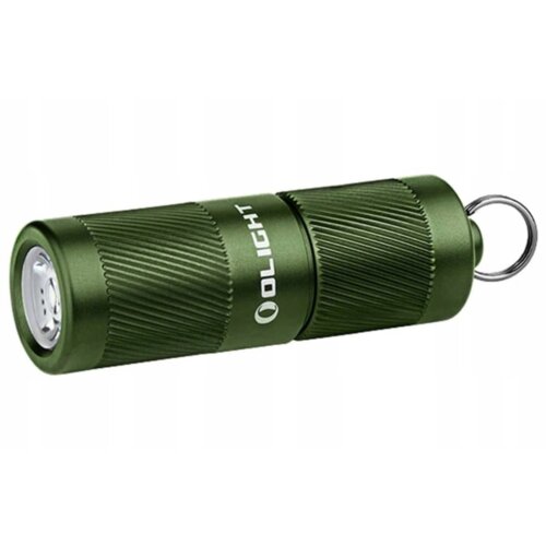 Zielona latarka z metalicznym wykończeniem i teksturowaną powierzchnią, z widocznym logo "OLIGHT" na obudowie. Latarka ma pierścień do zawieszenia na końcu.