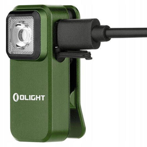 Zielona latarka z logo "OLIGHT" na obudowie, z widocznym kwadratowym reflektorem i podłączonym czarnym kablem.