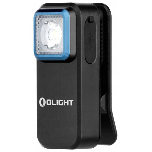 Czarna latarka z klipsem, posiadająca kwadratową głowicę z niebieską obwódką i widoczną diodą LED. Na obudowie znajduje się logo "OLIGHT" oraz symbol portu USB.