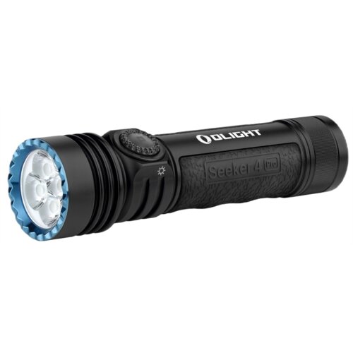 Czarna latarka z niebieskim wykończeniem wokół soczewek, posiada teksturyzowany uchwyt z napisem "Seeker 4 Pro" oraz logo "OLIGHT" na obudowie. Na latarce znajduje się również przycisk z symbolem słońca.