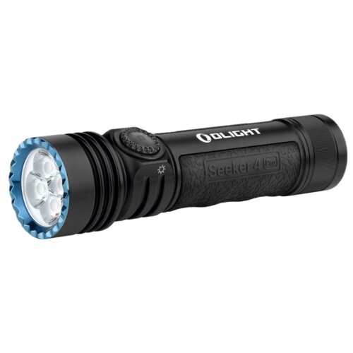 Czarna latarka z niebieskim wykończeniem wokół soczewek, posiada widoczne logo "OLIGHT" oraz napis "Seeker 4 Pro" na obudowie. Na latarce znajduje się również przycisk z symbolem słońca.