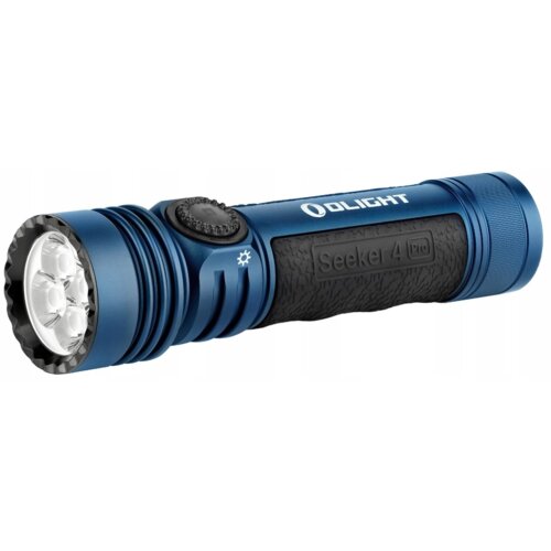 Na zdjęciu znajduje się niebieska latarka z czarnym uchwytem, na której widoczne są napisy "OLIGHT" oraz "Seeker 4 Pro". Latarka ma kilka diod LED z przodu i przycisk z symbolem słońca.
