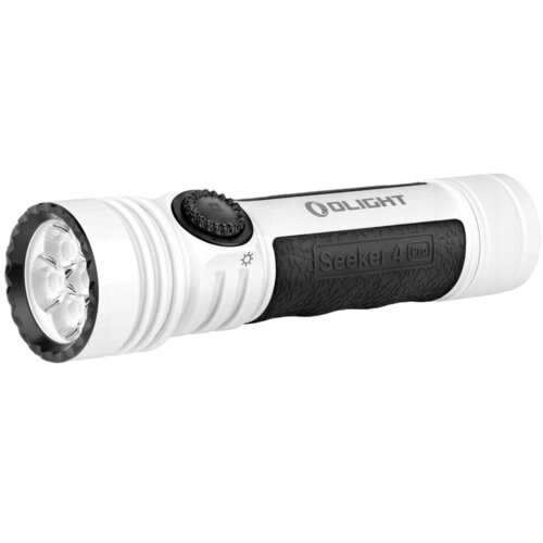 Latarka w kolorze białym z czarnymi elementami, posiadająca cztery diody LED na przodzie oraz teksty "OLIGHT" i "Seeker 4 Pro" na obudowie. Na korpusie znajduje się również przycisk z symbolem słońca.
