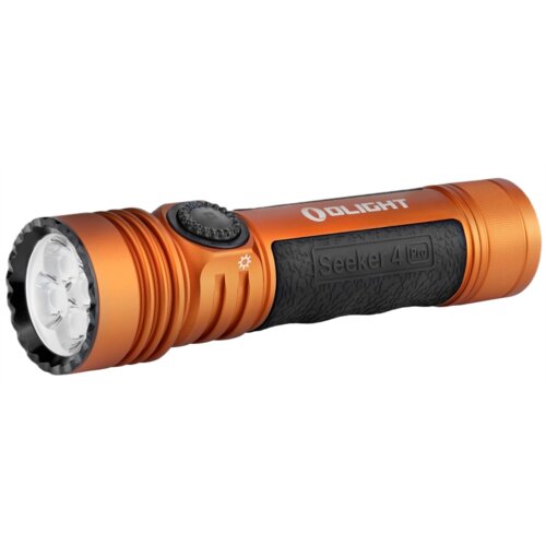 Pomarańczowa latarka z czarnym uchwytem, na której widnieje napis "OLIGHT" oraz "Seeker 4 Pro". Na obudowie znajduje się również symbol żarówki obok przycisku.