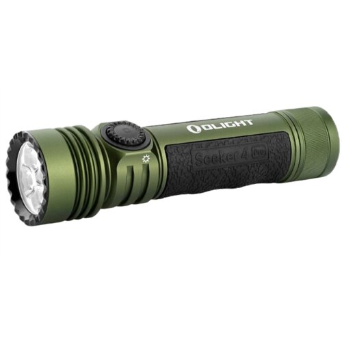 Zielona latarka z czarnym uchwytem, na której widnieje napis "OLIGHT" oraz "Seeker 4 Pro". Na obudowie znajduje się również symbol słońca obok przycisku.