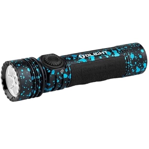 Latarka z czarną obudową ozdobioną niebieskimi plamkami, posiada widoczny przycisk oraz napisy "Olight" i "Seeker 4 pro". Głowica latarki ma przezroczystą soczewkę.