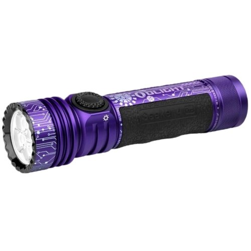 Fioletowa latarka z czarnym uchwytem, ozdobiona wzorami przypominającymi obwody elektroniczne, z widocznym napisem "OLIGHT" oraz "Seeker 4 Pro". Na obudowie znajduje się również symbol słońca obok przycisku.