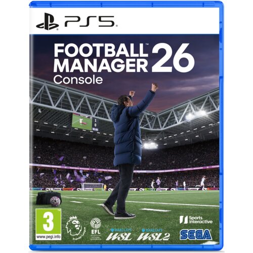 Okładka gry "Football Manager 26 Console" na PS5 przedstawia osobę na stadionie piłkarskim z uniesionymi rękami, otoczoną przez tłum kibiców. Na dole widoczne są logotypy: PEGI 3, Premier League, EFL, Barclays WSL, Barclays WSL2, Sports Interactive i SEGA.
