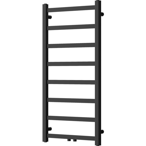 Czarny grzejnik łazienkowy o prostokątnym kształcie z siedmioma poziomymi rurkami i dwoma pionowymi rurkami po bokach. Produkt ma minimalistyczny design i jest przeznaczony do montażu na ścianie.