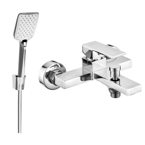 Chromowana bateria wannowa z zestawem prysznicowym o nowoczesnym, geometrycznym designie, z widocznym uchwytem prysznicowym i wylewką. Produkt ma gładką, lśniącą powierzchnię i prostokątne kształty.