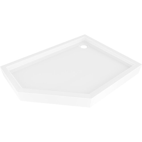 Biały, pięciokątny brodzik o błyszczącej powierzchni z otworem odpływowym w jednym z rogów. Produkt ma prosty, nowoczesny design.