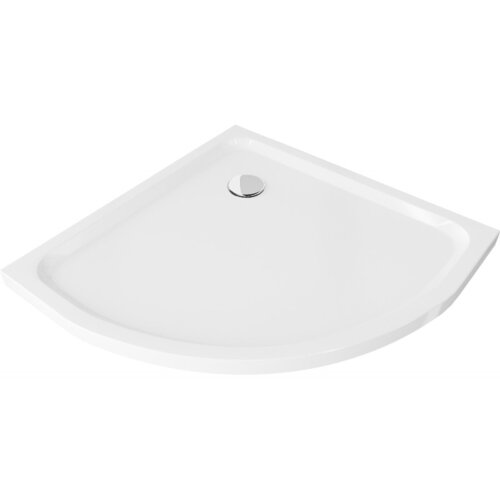Półokrągły, biały brodzik o gładkiej powierzchni z widocznym chromowanym syfonem. Produkt ma minimalistyczny design i jest przeznaczony do montażu w narożniku.