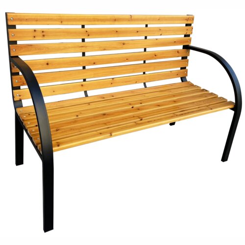 Ławka ogrodowa wykonana z lakierowanego drewna z metalowymi nogami, o szerokości 122 cm. Konstrukcja składa się z poziomych drewnianych listew i czarnych, stalowych podłokietników.