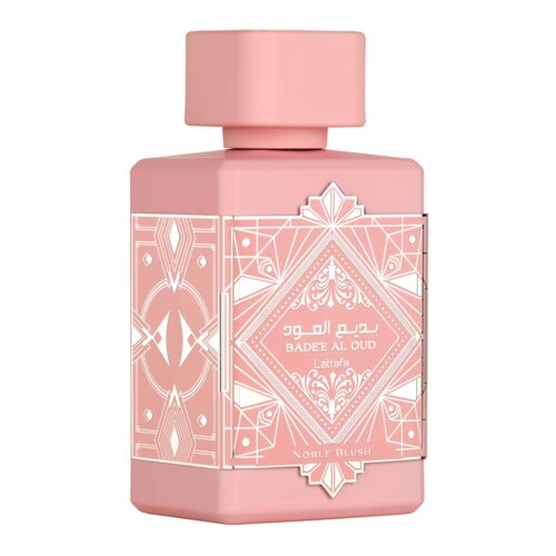 Różowa butelka perfum o kwadratowym kształcie z ozdobnym, białym wzorem i napisami: "BADEE AL OUD", "Lattafa", "NOBLE BLUSH".