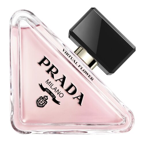 Trójkątna butelka perfum z różowym płynem, z czarnym, prostokątnym korkiem. Na butelce widnieje napis: "VIRTUAL FLOWER PRADA MILANO DAL 1913".