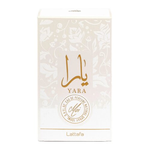 Na zdjęciu znajduje się pudełko perfum z napisem "Yara" oraz "Moi" w okręgu, a także "Eau de Parfum Natural Spray 100ml 3.4 FL.OZ." na jasnym tle z delikatnym wzorem roślinnym. Na dole widoczny jest napis "Lattafa".
