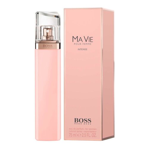 Na zdjęciu widoczna jest różowa butelka perfum z przezroczystym korkiem oraz różowe opakowanie. Na opakowaniu znajduje się tekst: "MA VIE POUR FEMME INTENSE BOSS HUGO BOSS eau de parfum - for women natural spray, vaporisateur 75 ml e 2.5 FL. OZ.".
