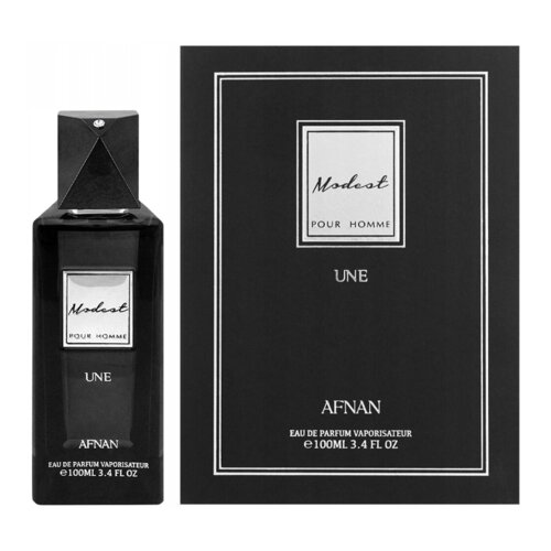 Czarne opakowanie i flakon perfum z białymi napisami: "Modest Pour Homme UNE" oraz "AFNAN". Na dole opakowania widnieje napis "Eau de Parfum Vaporisateur e 100ml 3.4 FL OZ".