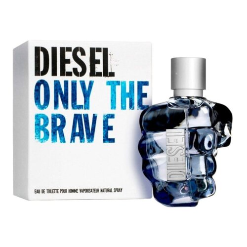 Na zdjęciu widoczna jest butelka perfum w kształcie zaciśniętej pięści oraz pudełko z napisem "DIESEL ONLY THE BRAVE". Na dole pudełka znajduje się tekst: "EAU DE TOILETTE POUR HOMME VAPORISATEUR NATURAL SPRAY".