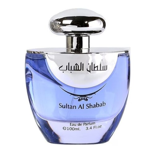 Przedstawiono flakon perfum o niebieskim zabarwieniu z metalicznym korkiem, na którym widnieje napis w języku arabskim. Na butelce znajduje się tekst: "Sultan Al Shabab, Eau de Parfum, 100 ml, 3.4 Fl. oz".