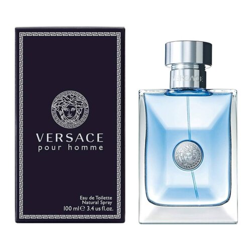 Na zdjęciu widoczna jest butelka perfum oraz pudełko z napisem "Versace pour homme" i logo przedstawiającym głowę Meduzy. Na pudełku znajduje się również tekst: "Eau de Toilette Natural Spray 100 ml e 3.4 us fl.oz.".
