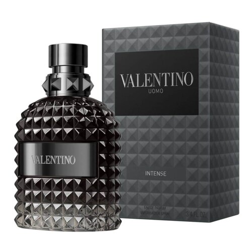 Czarny flakon perfum o fakturze przypominającej diamenty stoi obok pudełka z napisem "VALENTINO UOMO INTENSE". Na dole pudełka widnieje napis "EAU DE PARFUM VAPORISATEUR SPRAY 3.4 FL.OZ".