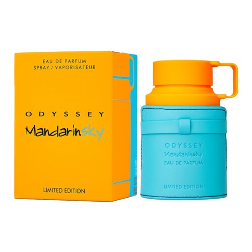 Na zdjęciu znajduje się pomarańczowe pudełko z napisem "ODYSSEY Mandarin Sky" oraz "Eau de Parfum Spray/Vaporisateur" i "Limited Edition", obok którego stoi niebiesko-pomarańczowy flakon perfum z napisem "ODYSSEY Mandarin Sky Eau de Parfum Limited Edition".