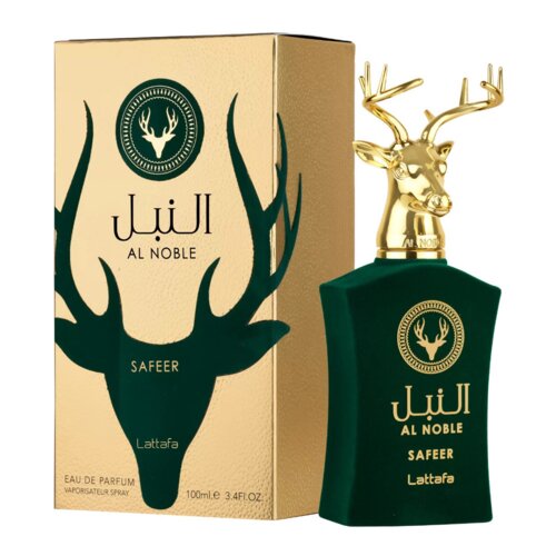 Złote opakowanie z ciemnozielonymi rogami jelenia i napisami: "Al Noble Safeer", "Lattafa", "Eau de Parfum Vaporisateur Spray 100 ml e 3.4 FL.OZ.". Obok znajduje się ciemnozielona butelka perfum z złotym korkiem w kształcie głowy jelenia i podobnymi napisami.