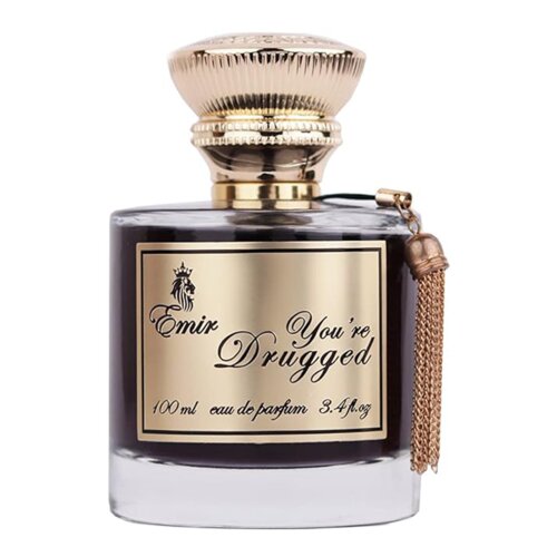 Butelka perfum o pojemności 100 ml z etykietą w kolorze złotym, na której widnieje napis "Emir You're Drugged" oraz "100 ml eau de parfum 3.4 fl. oz". Korek butelki jest ozdobny, w kolorze złotym, z przymocowanym złotym chwostem.