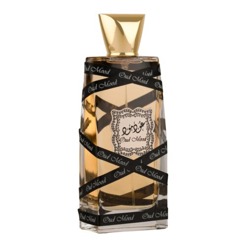 Prostokątna butelka perfum z przezroczystego szkła, wypełniona złocistym płynem, z ozdobnym złotym korkiem. Na butelce widnieje czarny napis "Oud Mood" oraz dekoracyjny wzór.