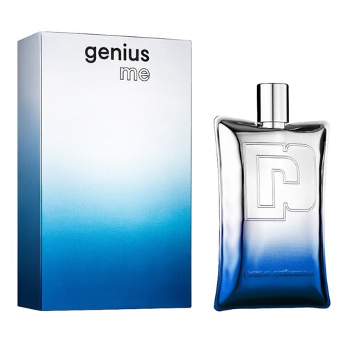 Na zdjęciu znajduje się flakon perfum o metalicznym wykończeniu z wygrawerowanym logo oraz pudełko z gradientem od białego do niebieskiego z napisem "genius me". Na flakonie widoczny jest napis "paco rabanne".