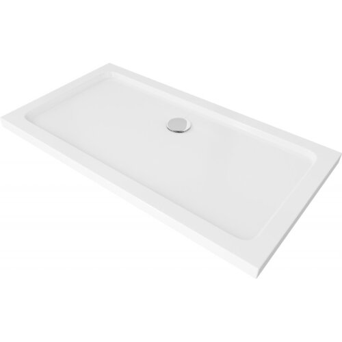 Biały, prostokątny brodzik o smukłej konstrukcji z widocznym chromowanym syfonem. Produkt ma gładką powierzchnię i minimalistyczny design.