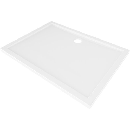 Biały, prostokątny brodzik o połyskującej powierzchni z widocznym otworem odpływowym. Produkt ma wymiary 95 x 70 cm.