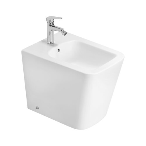 Biały, stojący bidet o prostokątnym kształcie z zaokrąglonymi krawędziami, wyposażony w chromowaną baterię z pojedynczym uchwytem. Na powierzchni bidetu widoczny jest otwór przelewowy.