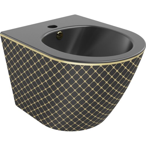 Czarny matowy bidet wiszący z widocznym złotym wzorem w kratkę na zewnętrznej powierzchni. Bidet ma gładką, zaokrągloną formę z otworem na armaturę.